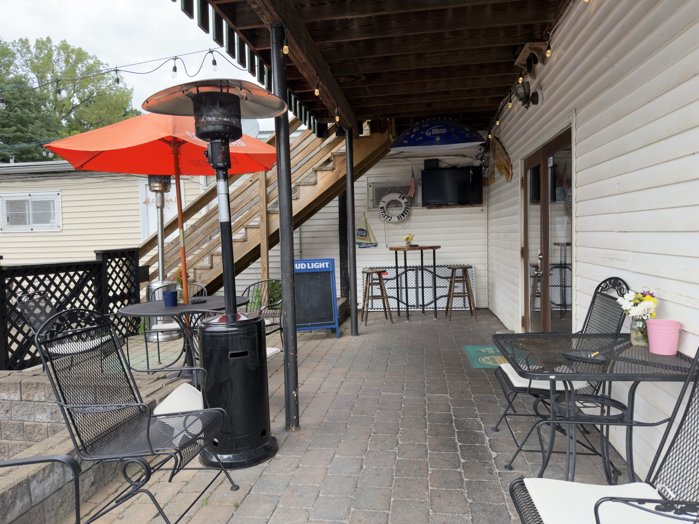 The patio at Stinsons Hub